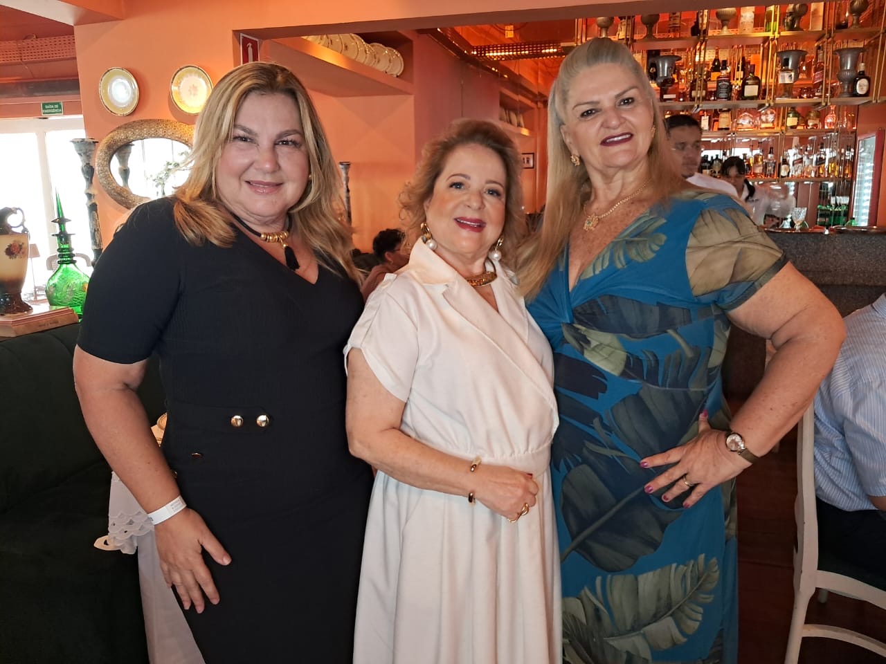 Rosana Simões e Clelicia Florenzano foram abraçar a aniversariante 