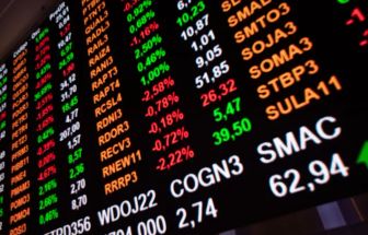 Bolsa cai 4,31% em dia tenso e reverte início positivo de mês