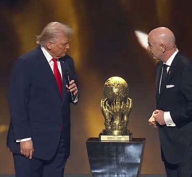 Imagem - Trump recebe o 'Prêmio da Paz' da Fifa durante sorteio da Copa de 2026