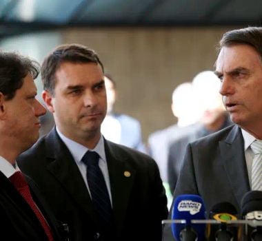 Imagem - Tarcísio é comunicado de que Flávio Bolsonaro vai disputar o Planalto em 2026