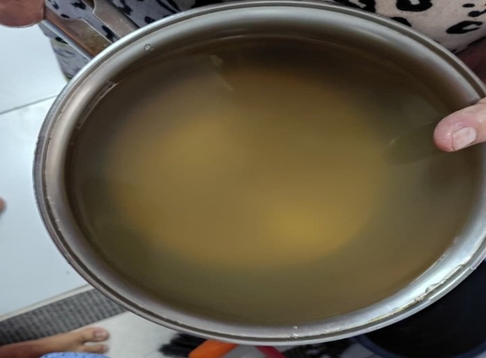 Água que saiu da torneira de um dos moradores na noite desta quinta-feira (4).