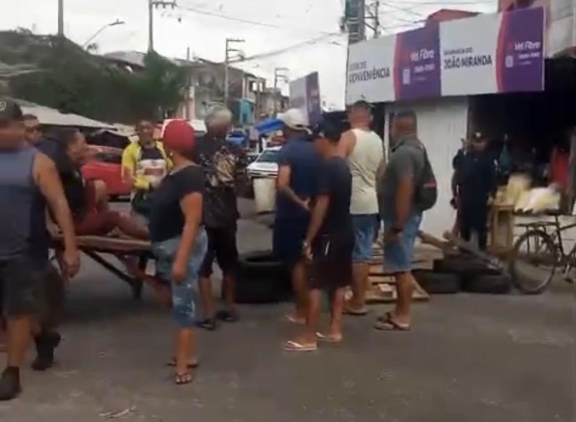 Um grupo fechou a via em reivindicação após o desabamento da ponte que dá acesso ao Porto da Palha, ocorrido recentemente.