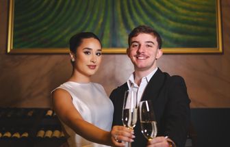 Inêz Almeida e Bruno Bernardino reúnem as famílias em jantar de noivado