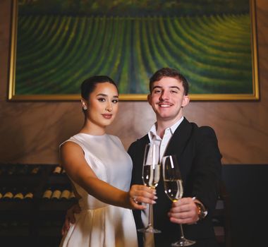 Imagem - Inêz Almeida e Bruno Bernardino reúnem as famílias em jantar de noivado