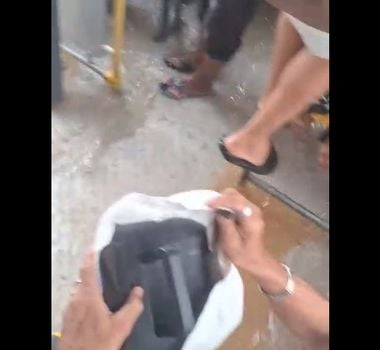 Imagem - Ônibus fica ilhado no Bengui durante forte chuva; veja os vídeos