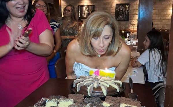 Ceiça Ribeiro Canta Parabéns