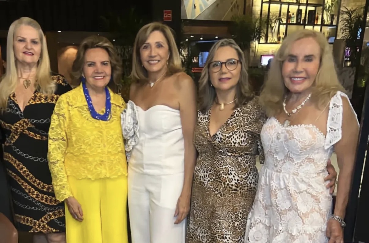 A aniversariante com as amigas Clelicia Florenzano, Walda Bandeira, Marizete Do Carmo, que aniversariou nessa sexta-feira, e Noemia Lobato, já na Maravilhosa, para o maior Réveillon do planeta. 