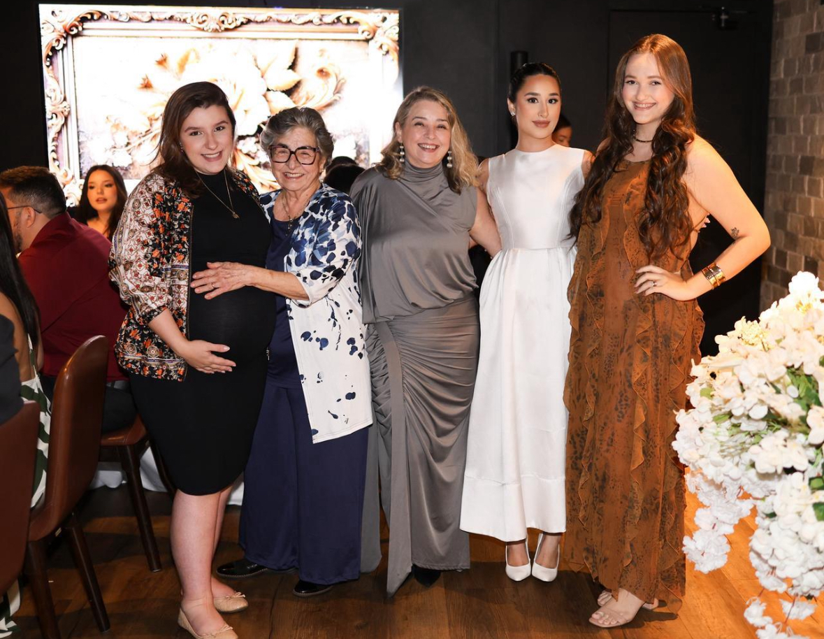 A noiva com as cunhadas, Camile e Marcella Bernardino, a futura sogra, Luiza Lima, e a avó materna do noivo, Urbana Lima