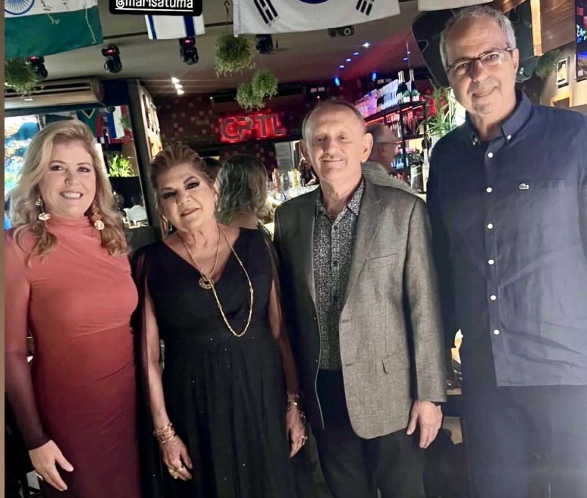 Ademar Lobato comemorou os seus 70 anos com um embalo no Capital Lounge. Ao lado de sua Marisa, abriu a pista de dança e soltou a voz no Karaokê. Na foto, o casal com os amigos, Mônica e Carlos George Farah