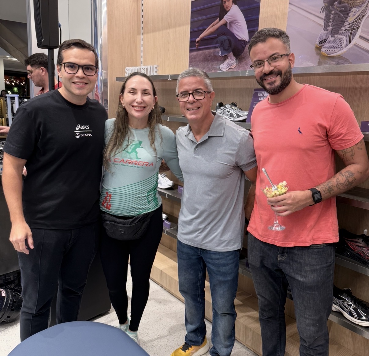 As assessorias esportivas prestigiaram a abertura da Asics, no Boulevard Shopping. Cláudio Noronha, franqueado da loja, com Célio Cláudio Lobato, Vinicius Lobato e Elza, da La Carrera