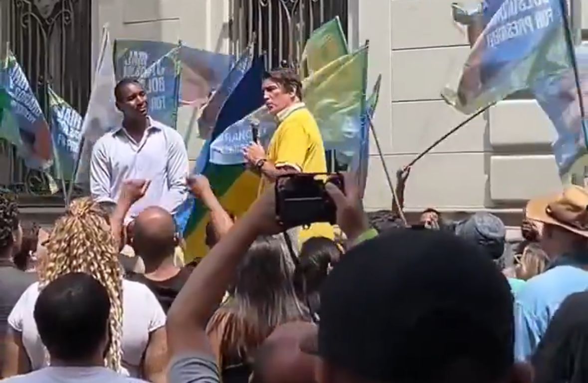 Começam as filmagens de Dark Horse, cinebiografia de Jair Bolsonaro com Jim Caviezel; assista