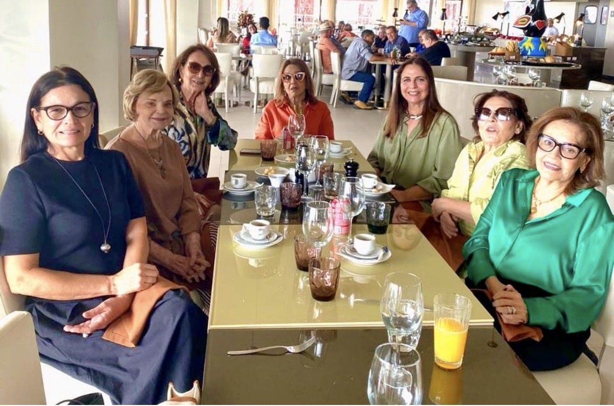No almoço do Vila Galé Collection, mesa enfeitada com Deise Coelho de Souza, Celinha Serruya, Lilian Coelho, Lúcia Cândida Meira, Sônia Seligman…
