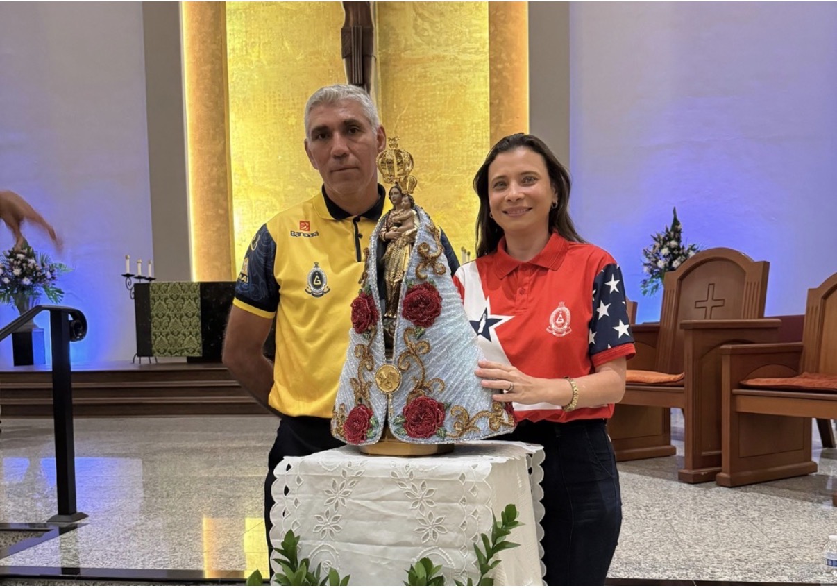 No Círio de Miami 2025, o casal da guarda de Nazaré, Ana Carolina é Jorge Amaro, que integraram a comitiva oficial de Nossa Senhora de Nazaré. 