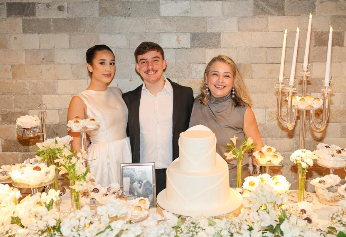 Os noivos com a mãe de Bruno, Luiza Lima