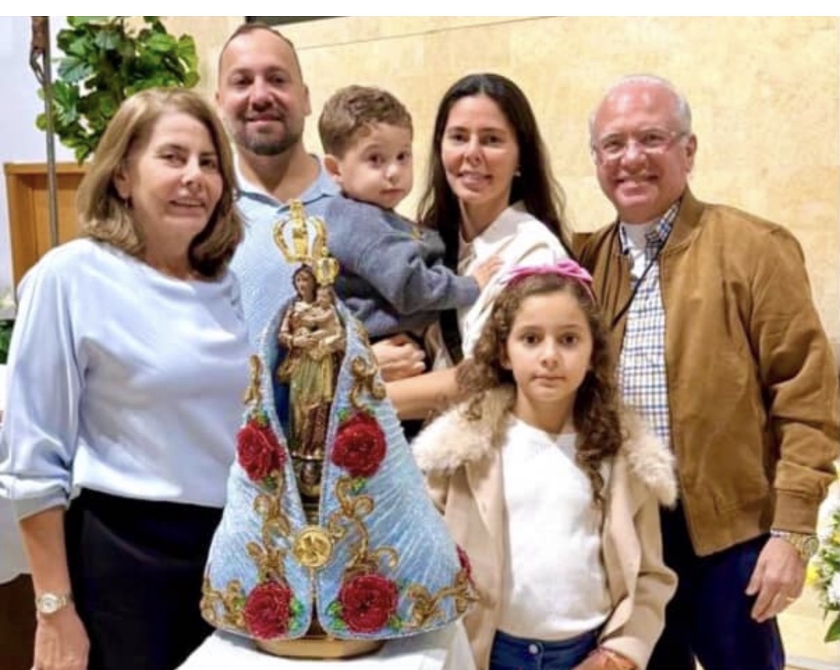 Outra que abriu dezembro virando a folhinha foi Raphaela de Castro Rodrigues. As comemorações foram in family. Na foto, a aniversariante com o marido, Tekinho, e os pais, Cristina e Lopo de Castro Jr. 