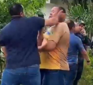 Imagem - Vídeo: vereador agride repórter na frente da delegacia durante confusão no Pará