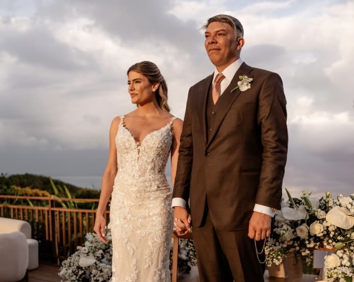 A cerimônia do casamento foi realizada no sábado, tendo o pôr do sol como testemunha