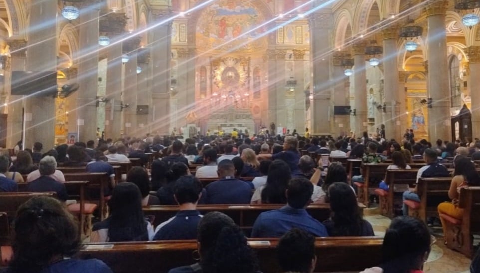 Basílica foi tomada pelo azul marinho na noite desta segunda -