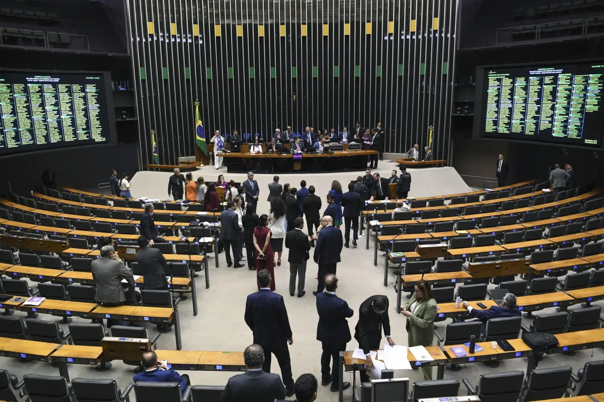 Em meio a tensões, Executivo e Legislativo selam acordo e aprovam LDO com pacote bilionário de emendas