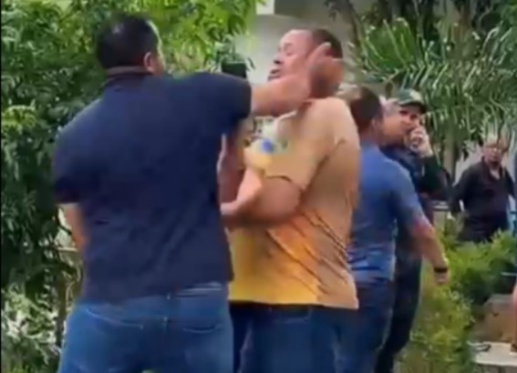 Vereador agride repórter na frente da delegacia em Parauapebas.