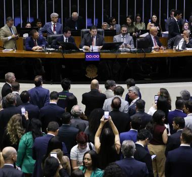 Imagem - Câmara retoma trabalhos após retirada à força de Glauber Braga