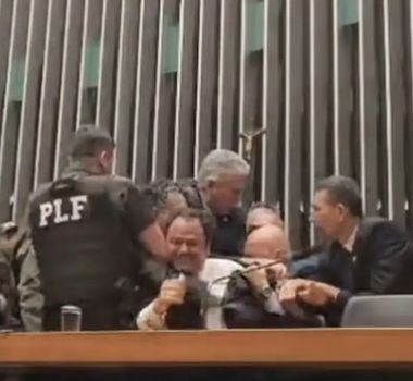 Imagem - Imprensa é removida do plenário e transmissão é interrompida na Câmara dos Deputados