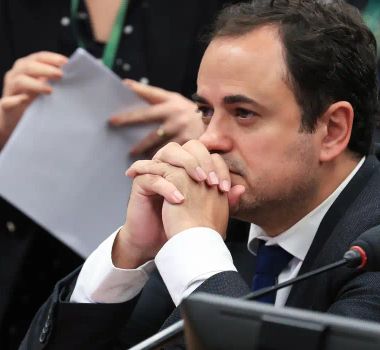 Imagem - Glauber Braga é removido à força após ocupar mesa diretora da Câmara dos Deputados