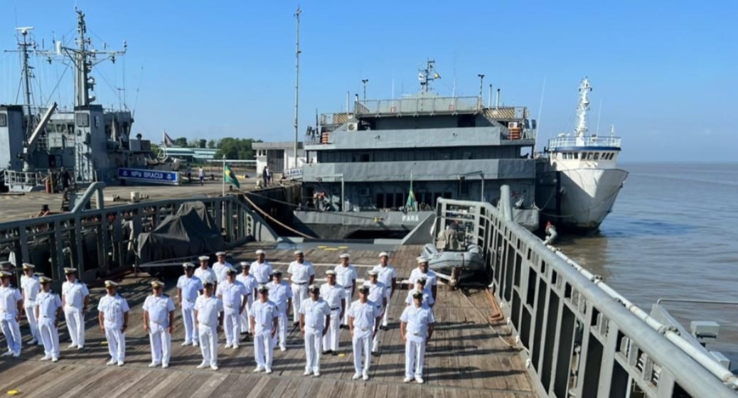 A Marinha utiliza seus navios, aeronaves e carros de combate para proteger nossas riquezas e cuidar da nossa gente.