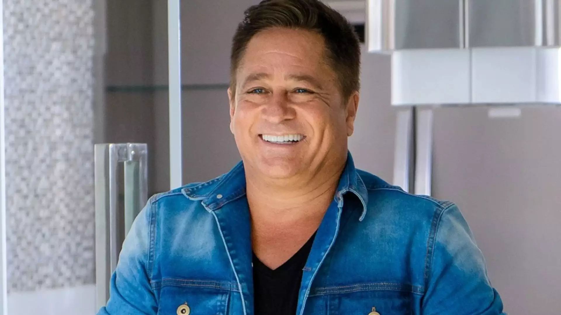 Após internação por gastroenterite, Leonardo recebe alta e brinca com fãs: 'foi só uma caganeira'