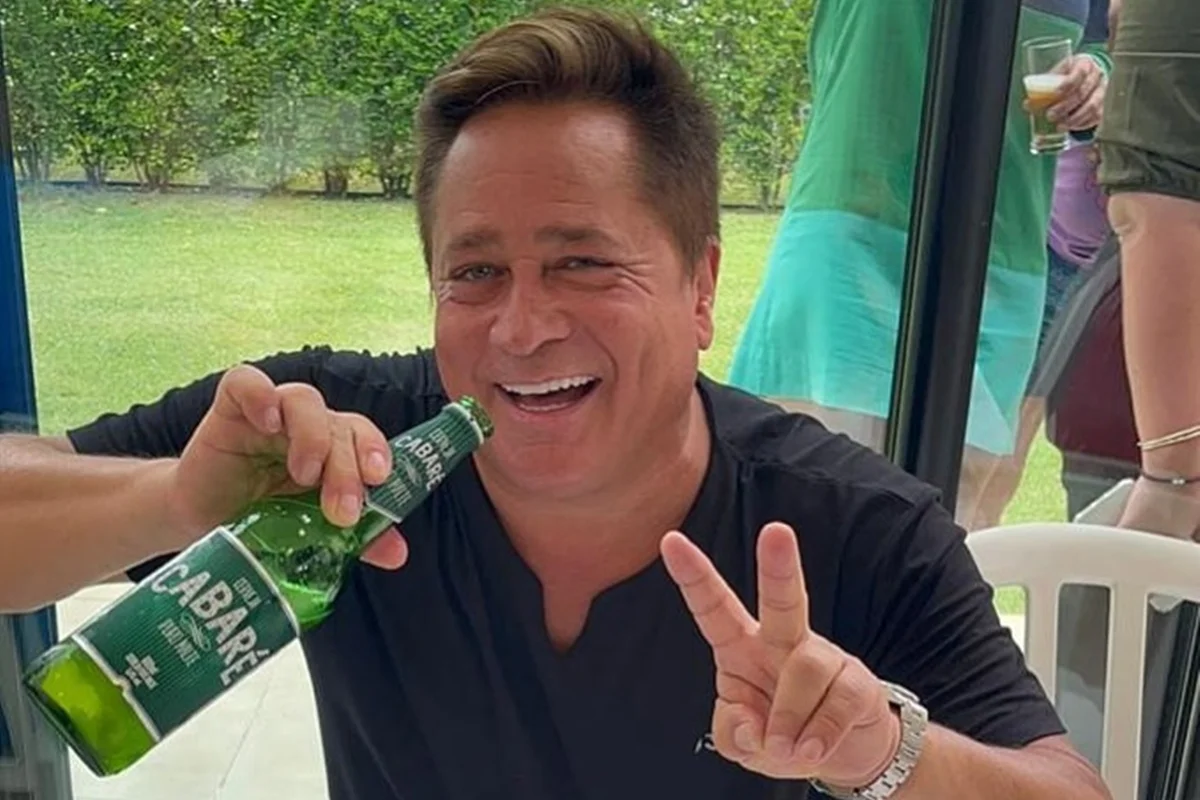 Cantor Leonardo é internado com gastroenterite e deve ter alta nesta terça-feira