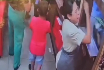 Confusão começou após problema no caixa; vídeo mostra o momento em que a trabalhadora leva um soco no rosto