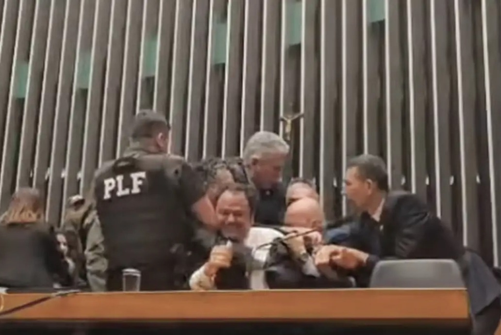 Glauber Braga sendo retirado à força da mesa diretora -