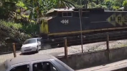 Motorista atravessou a linha férrea sem perceber a aproximação do trem; vítimas foram levadas ao Hospital Nelson Salles