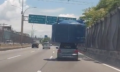 Vídeo mostra o objeto balançando durante o trajeto; especialistas alertam para risco grave de acidentes