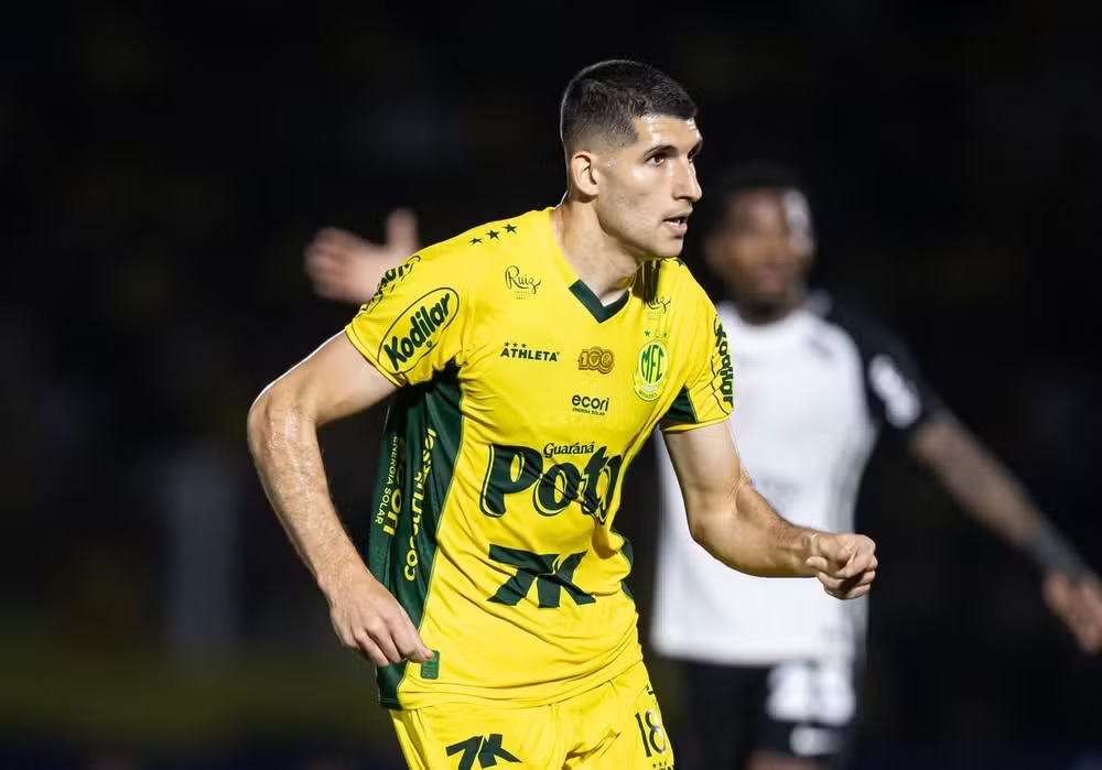 Volante de 27 anos deve ser o novo reforço do Leão - 