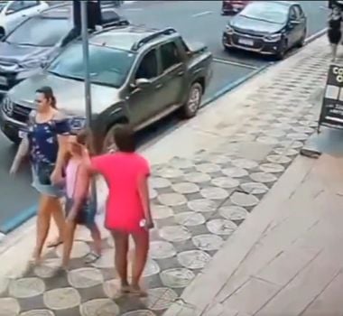 Imagem - Vídeo: Mulher ataca criança que caminhava com a mãe na calçada