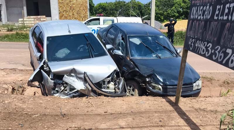 Acidente de trânsito envolve dois carros de passeio em rodovia que liga Santarém a Mojuí dos Campos, no Pará.