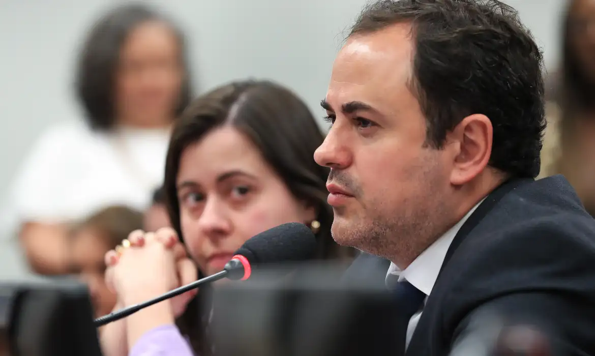 Deputado Glauber Rocha será suspenso por 6 meses -