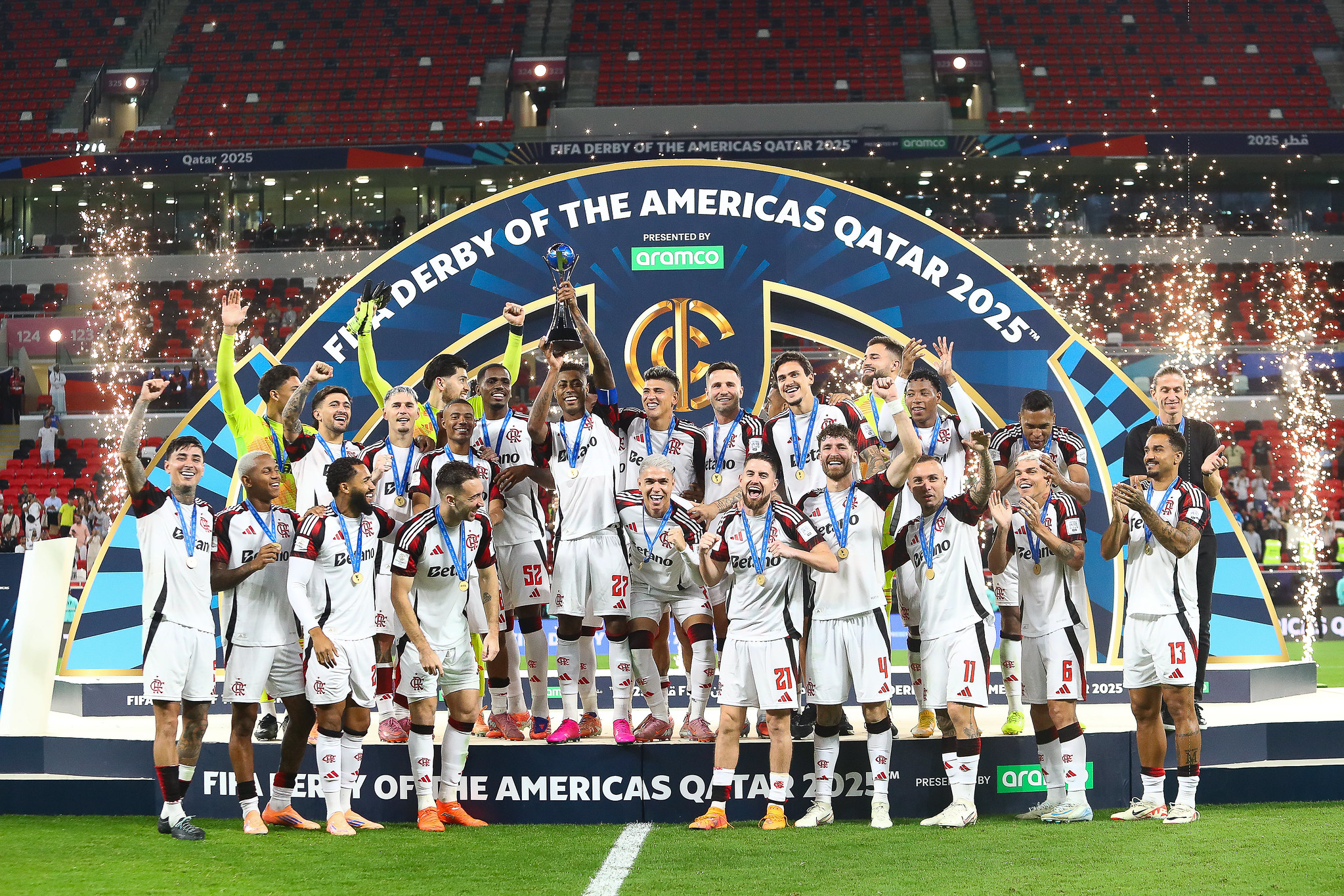 Mengão levantou troféu após vencer o Cruz Azul -