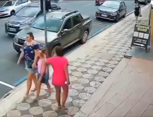 Mulher ataca criança que caminhava com a mãe na calçada