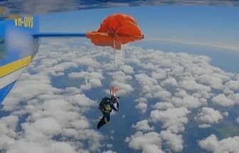 Paraquedista fica pendurado na asa de avião após salto malsucedido durante evento na Austrália