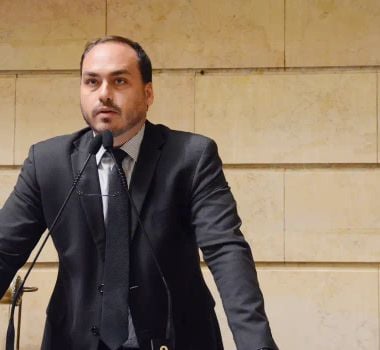 Imagem - Carlos Bolsonaro renuncia a mandato no Rio para disputar Senado por Santa Catarina