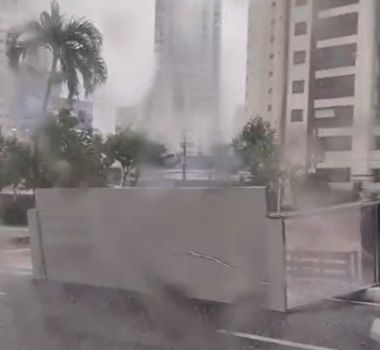 Imagem - Vídeo: parada de ônibus vira na Doca durante forte chuva nesta quinta-feira em Belém