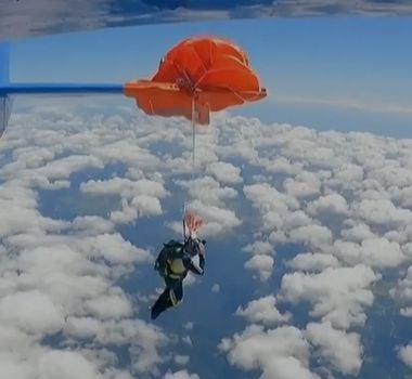 Imagem - Paraquedista fica pendurado na asa de avião após salto malsucedido durante evento na Austrália