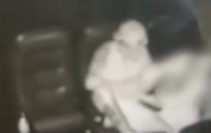 Câmeras registraram o ataque e a vítima recebeu atendimento no hospital; agressor ainda não foi encontrado