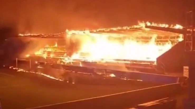 Estádio do FC Haka em chamas -