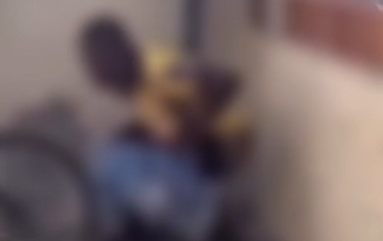 Mulher denuncia invasão após flagrar homem defecando em frente à própria casa