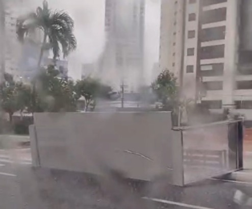 Parada de ônibus vira na Doca durante forte chuva em Belém.