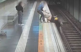 Passageiros e policial fora de serviço salvam homem que caiu nos trilhos do metrô em Barcelona