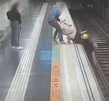 Imagem - Passageiros e policial fora de serviço salvam homem que caiu nos trilhos do metrô em Barcelona